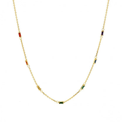 Elegante colar dourado com pedras coloridas da Carmo Joalheiros corrente fina com pequenas pedras retangulares espaçadas