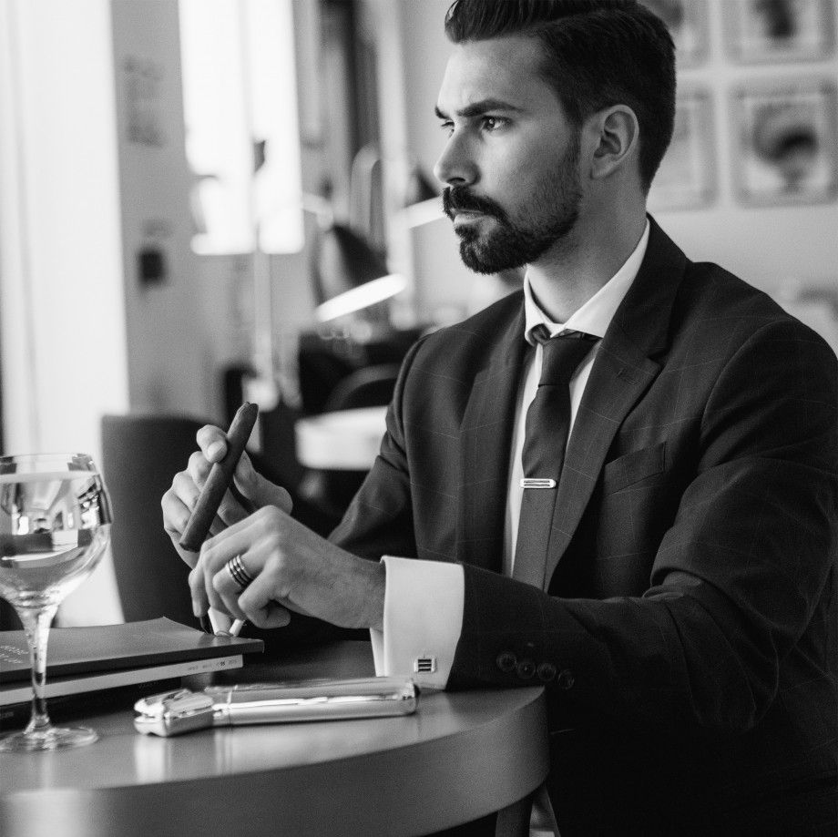 Homem elegante com alfinete de gravata Topázio 1874 e botões de punho em prata para homem