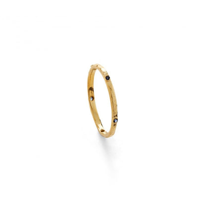 Topázio 1874 anel feminino dourado fino martelado com pequenas pedras escuras e acabamento polido